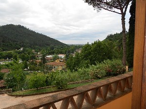 Camaiore, Elegante villa in collina, vista mare : villa singola con giardino in vendita frati Camaiore